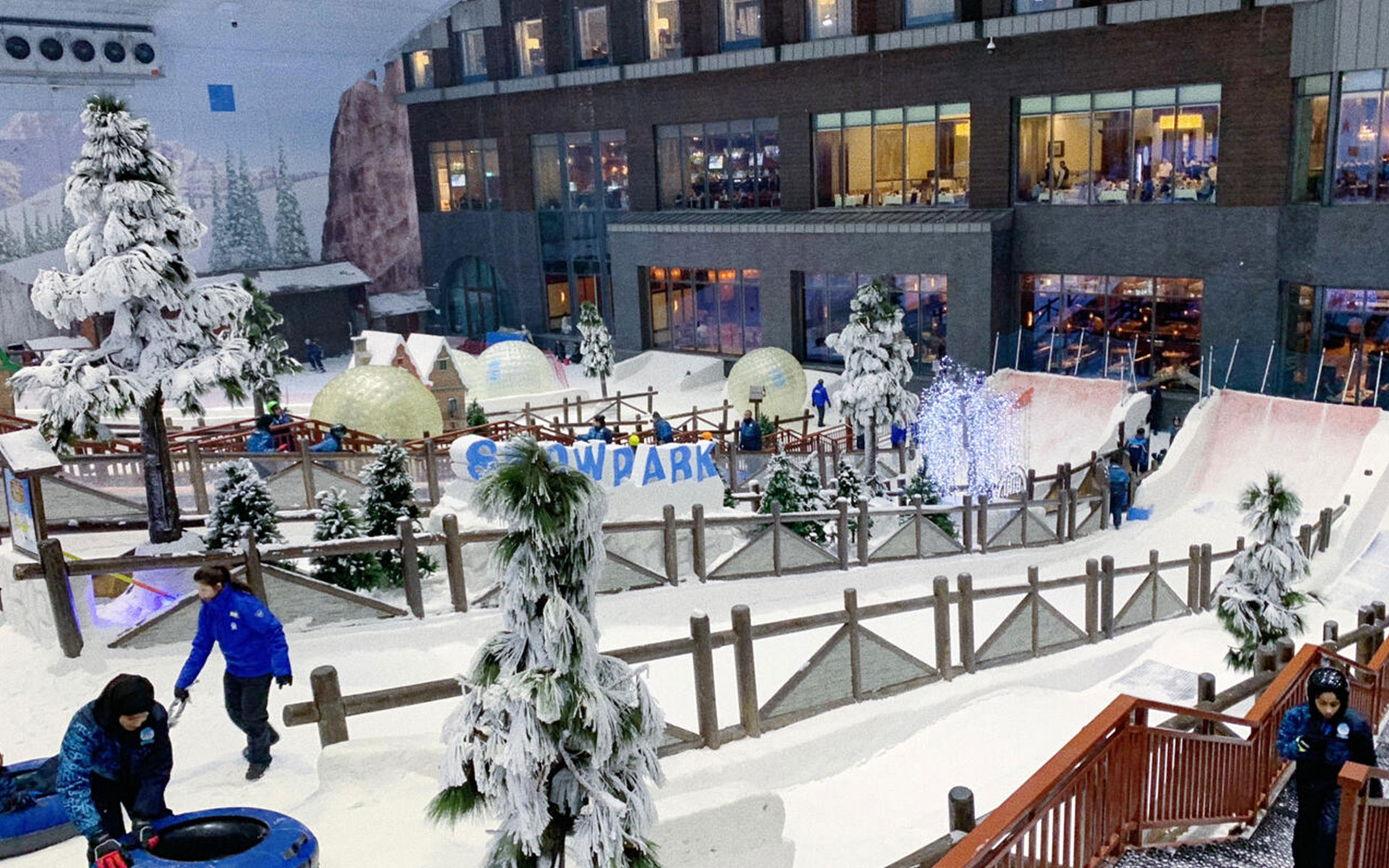 Indoor ski resort construction by Focusun, integrating ski slope engineering, refrigeration, snowmaking, and climate control systems.
