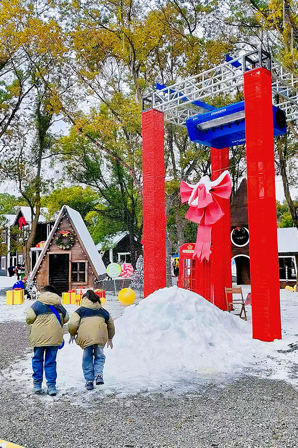 Outdoor snowscape created by Focusun snow falling machines, producing realistic artificial snowfall for winter attractions and themed events.