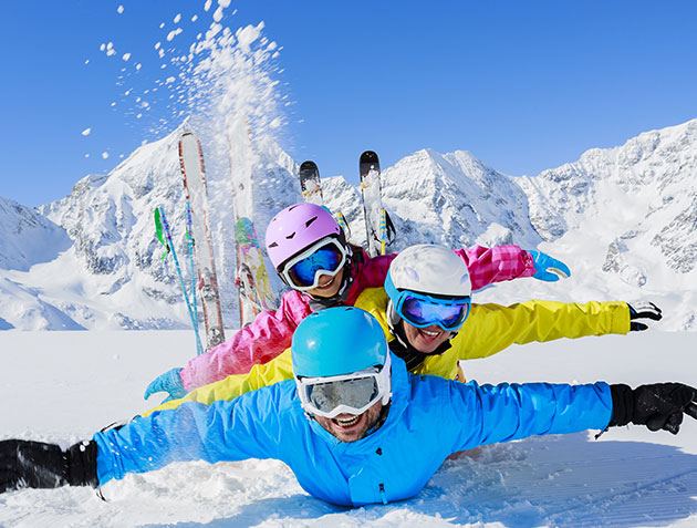 Snow goggles offering anti-fog, UV protection, and clear visibility for skiing, snowboarding, and winter sports.
