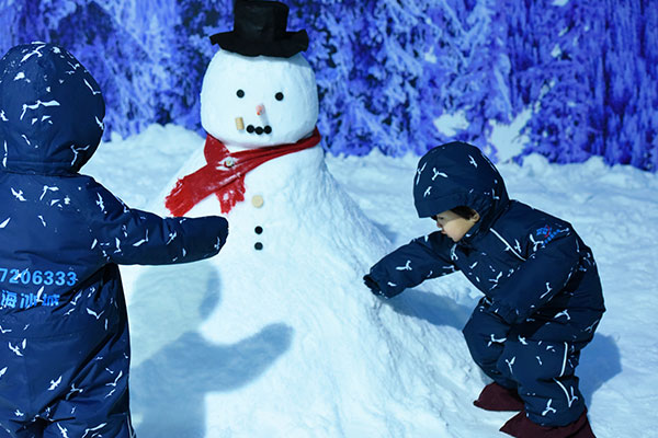 Soft artificial snow texture created by a Focusun snow falling machine for realistic winter scenery and decorative snow effects.