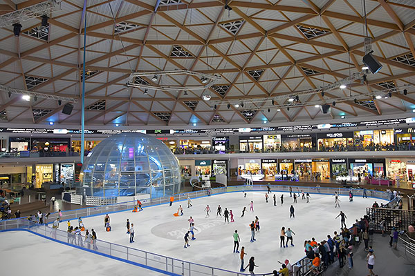 Commercial ice rink installed in a shopping mall, creating an attractive year-round skating experience for visitors.