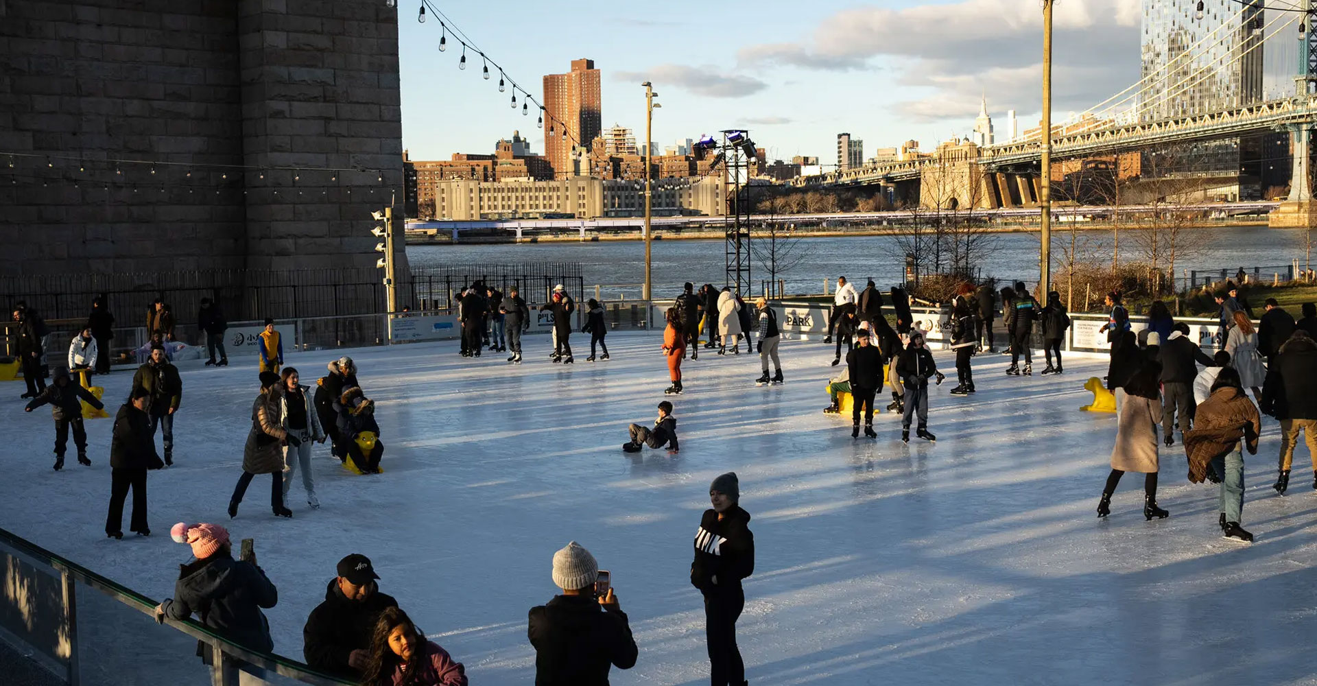 Portable ice rink with an efficient refrigeration system for events, shopping malls, exhibitions, and temporary skating venues.