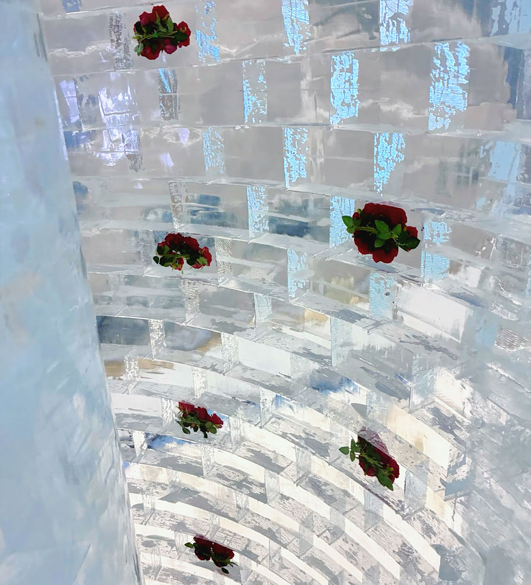 Transparent block ice with crystal-clear quality for ice sculptures, ice architecture, themed attractions, and winter exhibitions.