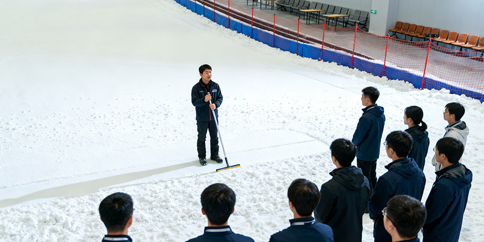 Refrigeration and thermal insulation construction for snow parks, helping maintain stable indoor temperatures and energy efficiency.
